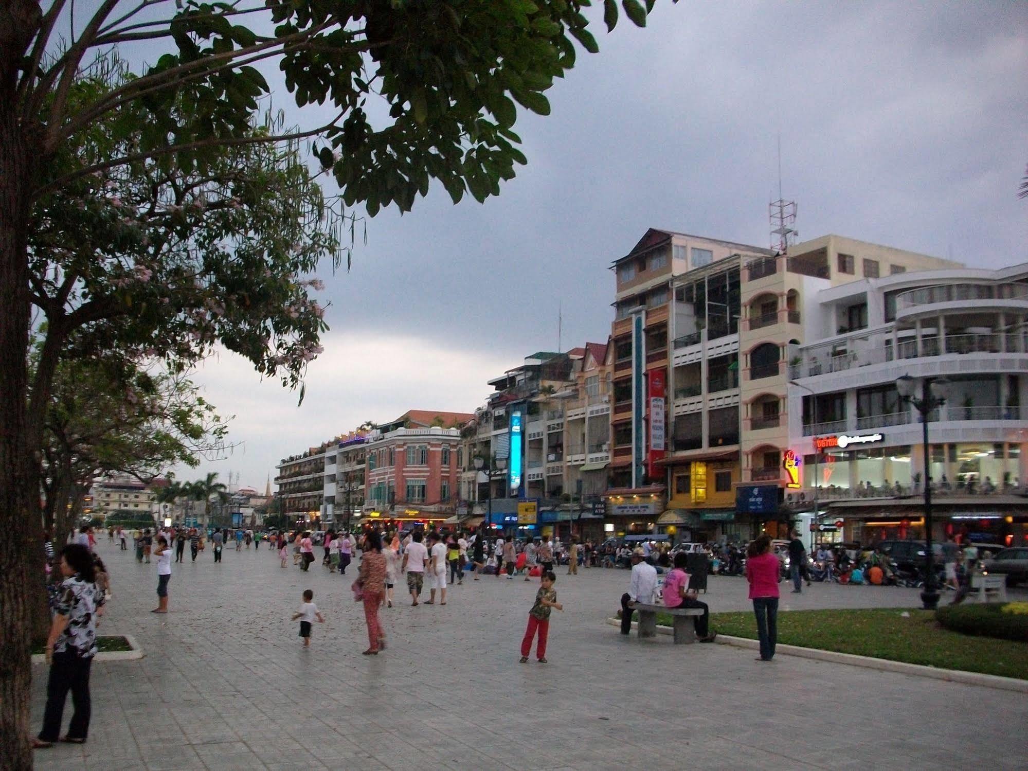 Riverside Backpackers Phnom Penh Exteriör bild