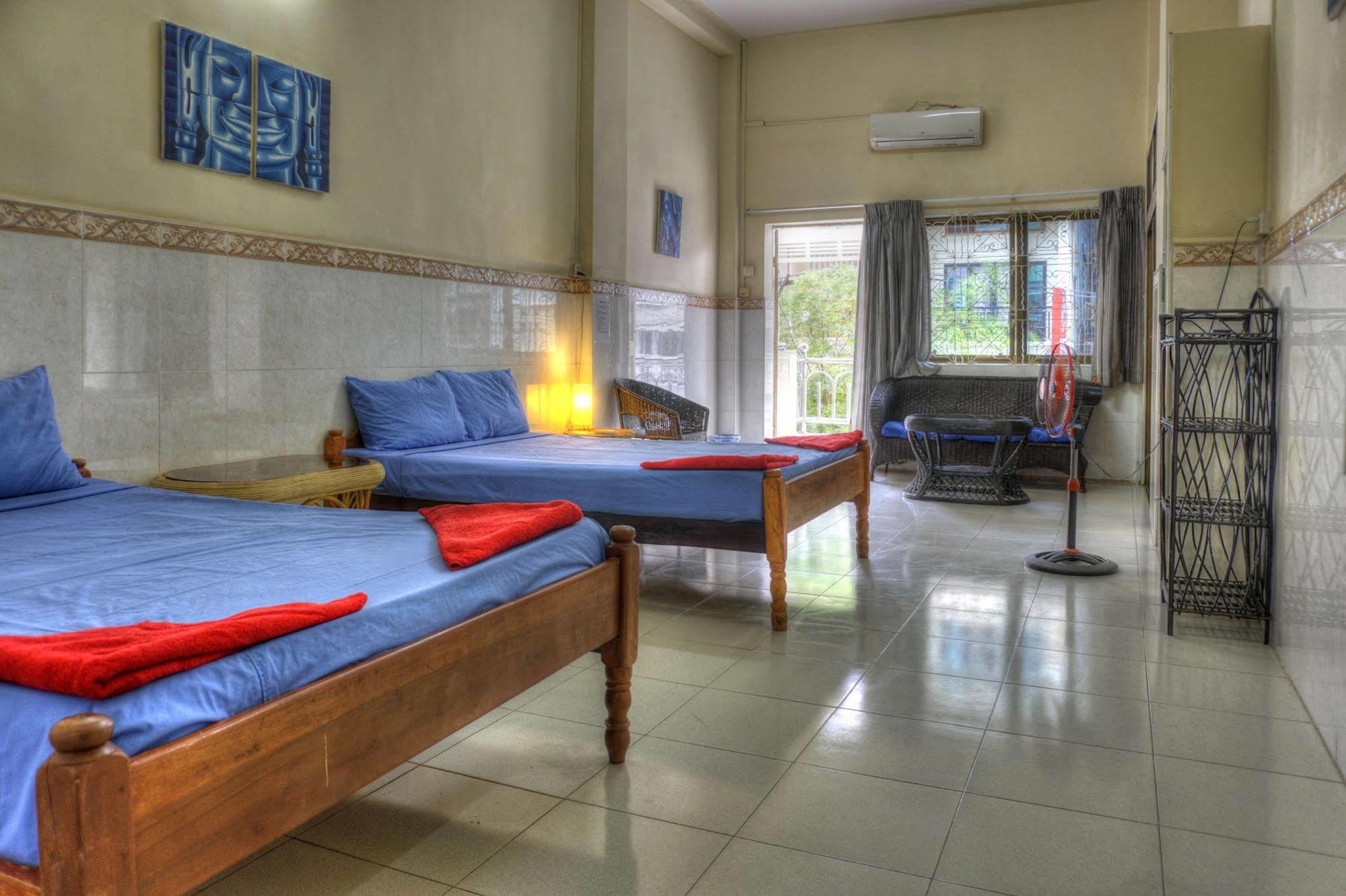 Riverside Backpackers Phnom Penh Exteriör bild