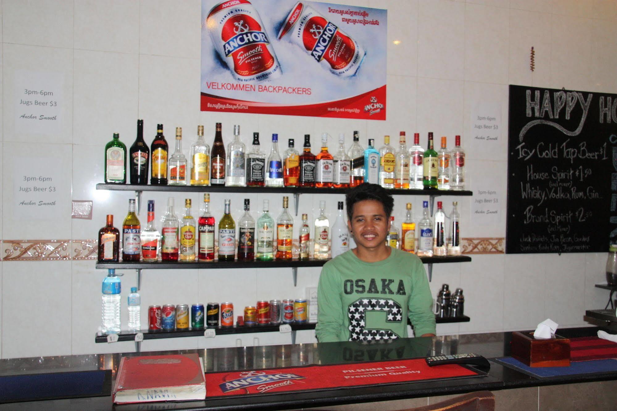 Riverside Backpackers Phnom Penh Exteriör bild